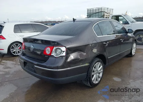 2010 Volkswagen Passat Komfort z USA, uszkodzony, nr VIN WVWJK7AN2AP052871